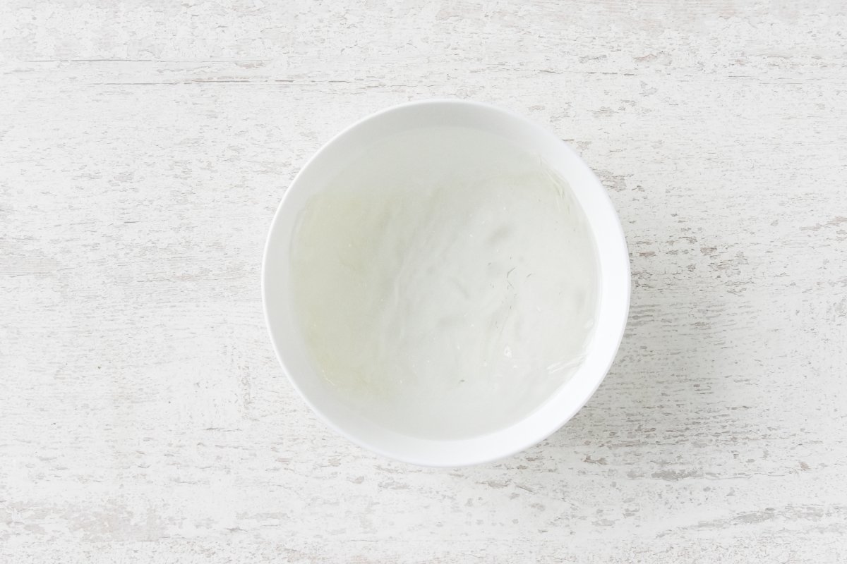 Hidratamos la gelatina para preparar la mousse de yogur