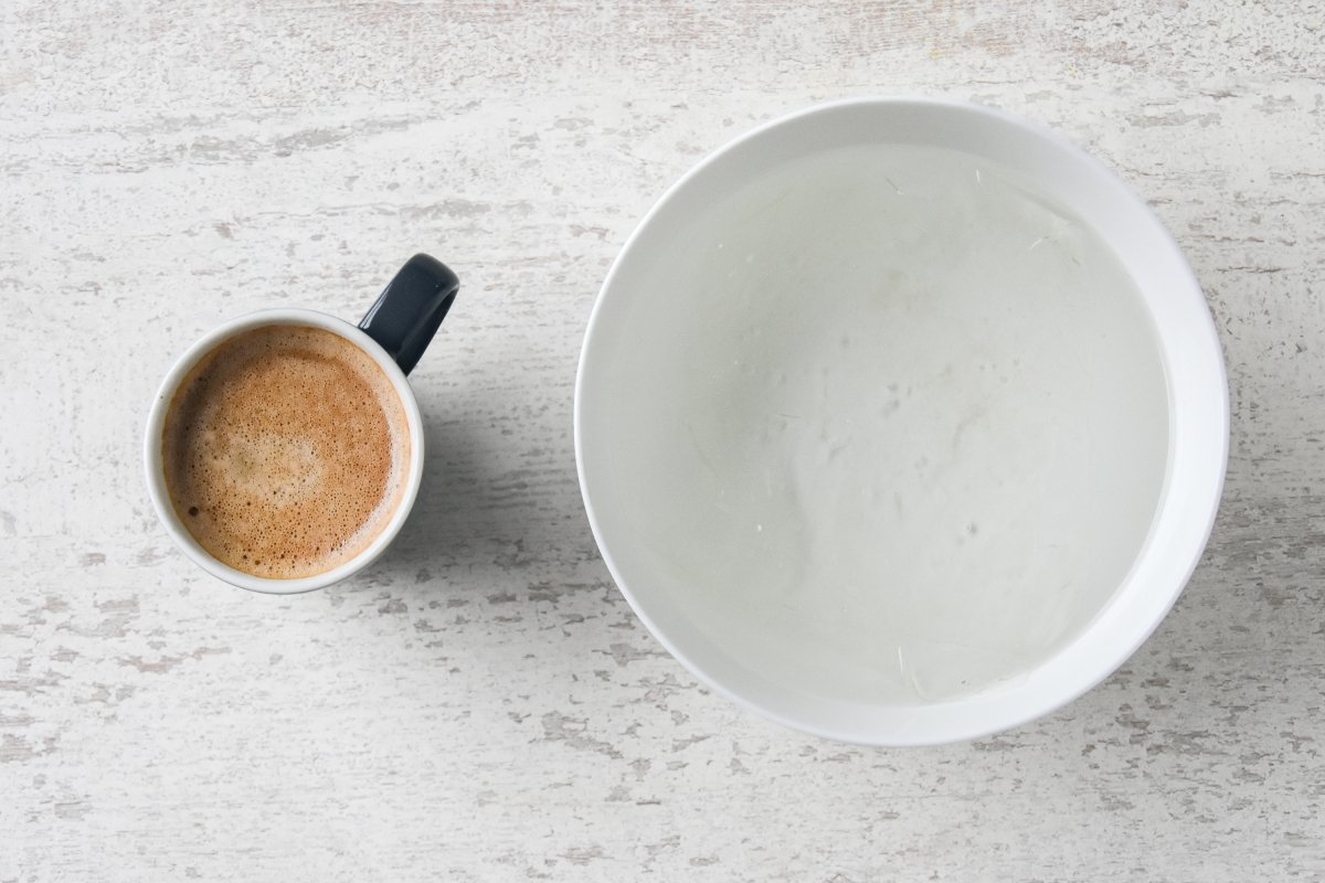 Hidratamos la gelatina y preparamos el café