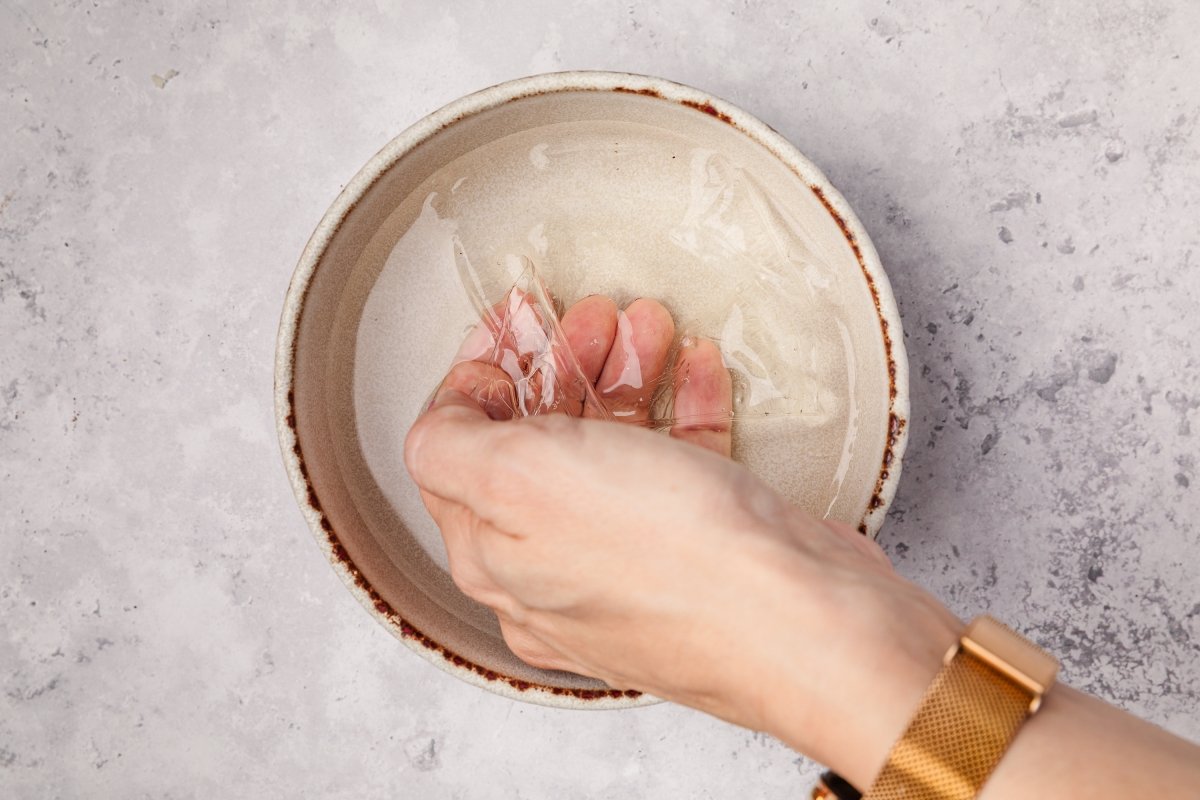 Hidratando la gelatina para la panna cotta en Thermomix