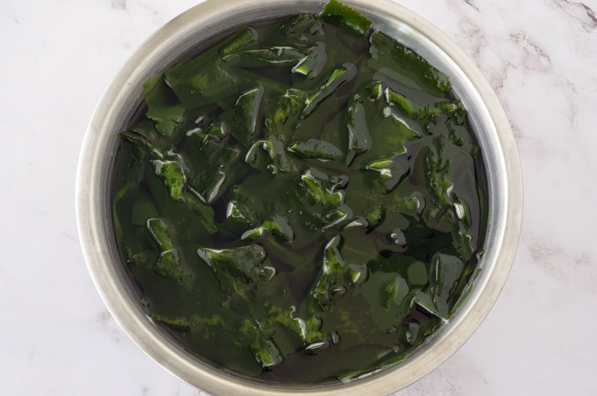 Hidratar el alga wakame para la ensalada