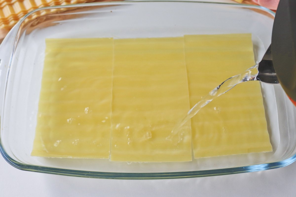 Hidratar las placas de la lasaña de jamón y queso