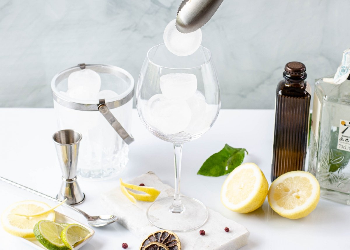 Ice in the glass to prepare the gin and tonic