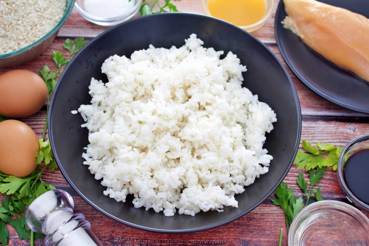 Hirviendo el arroz redondo para hacer el oyakodon