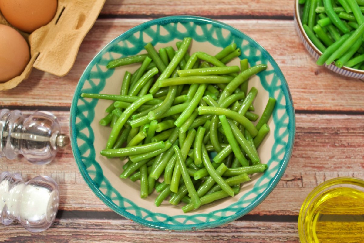 Boil green beans to scramble green beans
