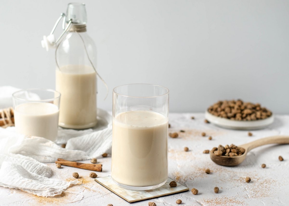 Horchata y fartons en una terraza