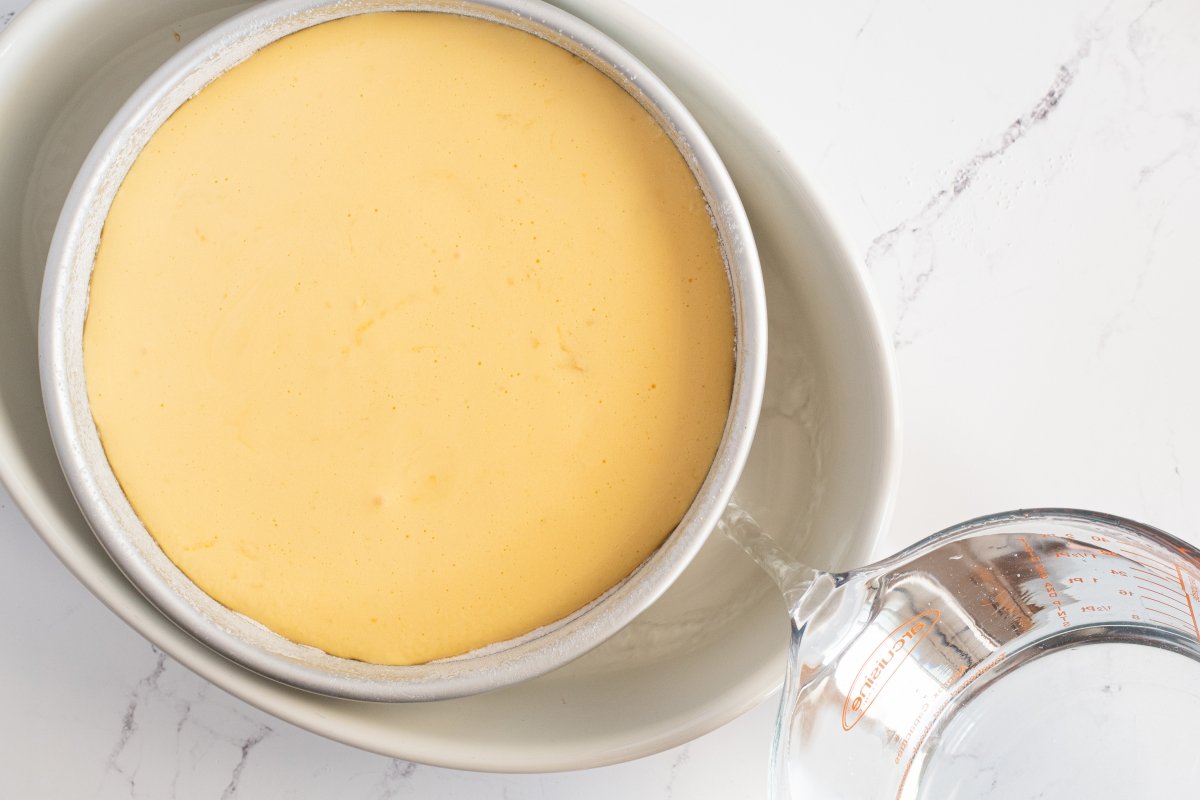 Horneamos al baño maría la masa de la tarta capuchina