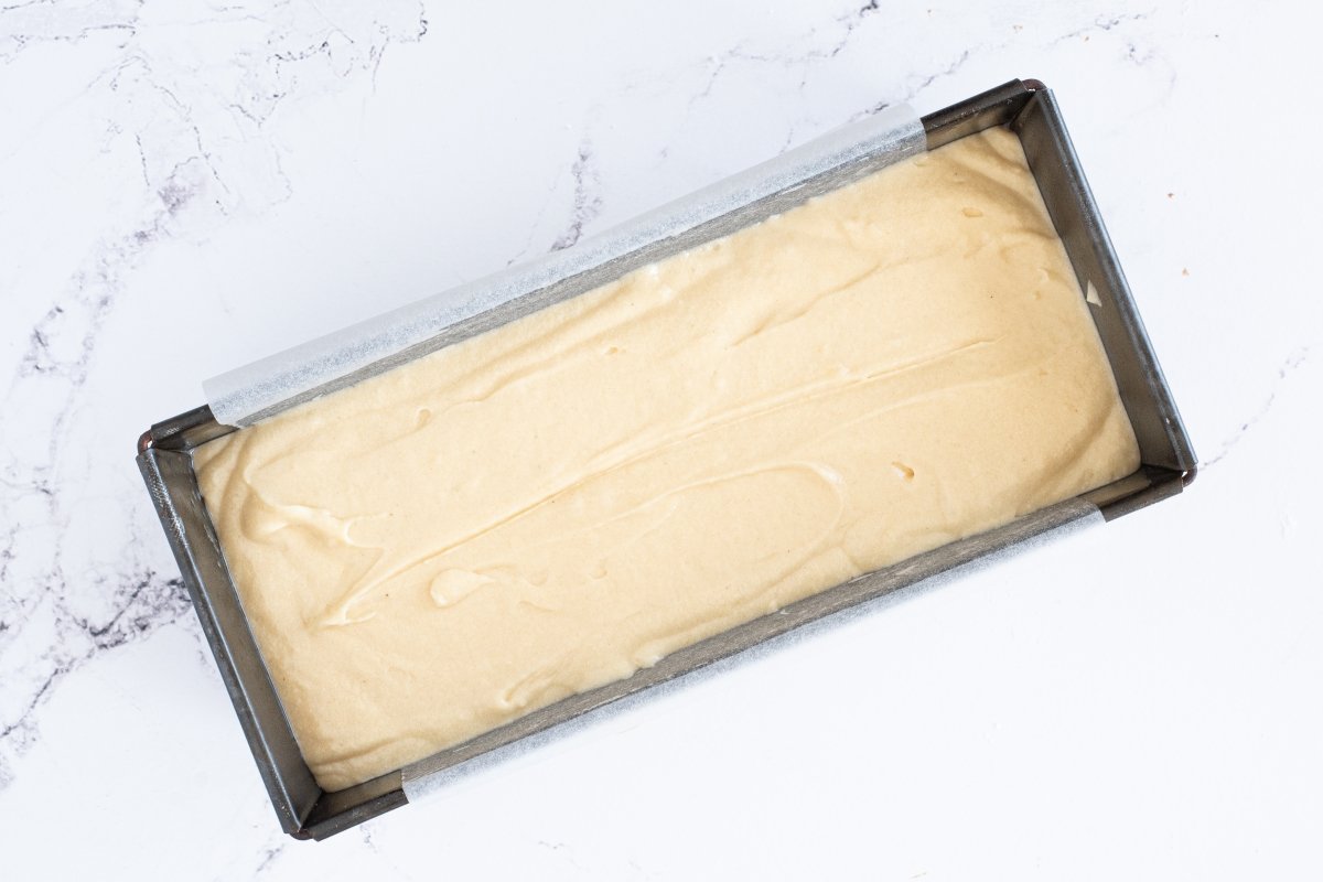 Horneamos el bizcocho de chocolate blanco