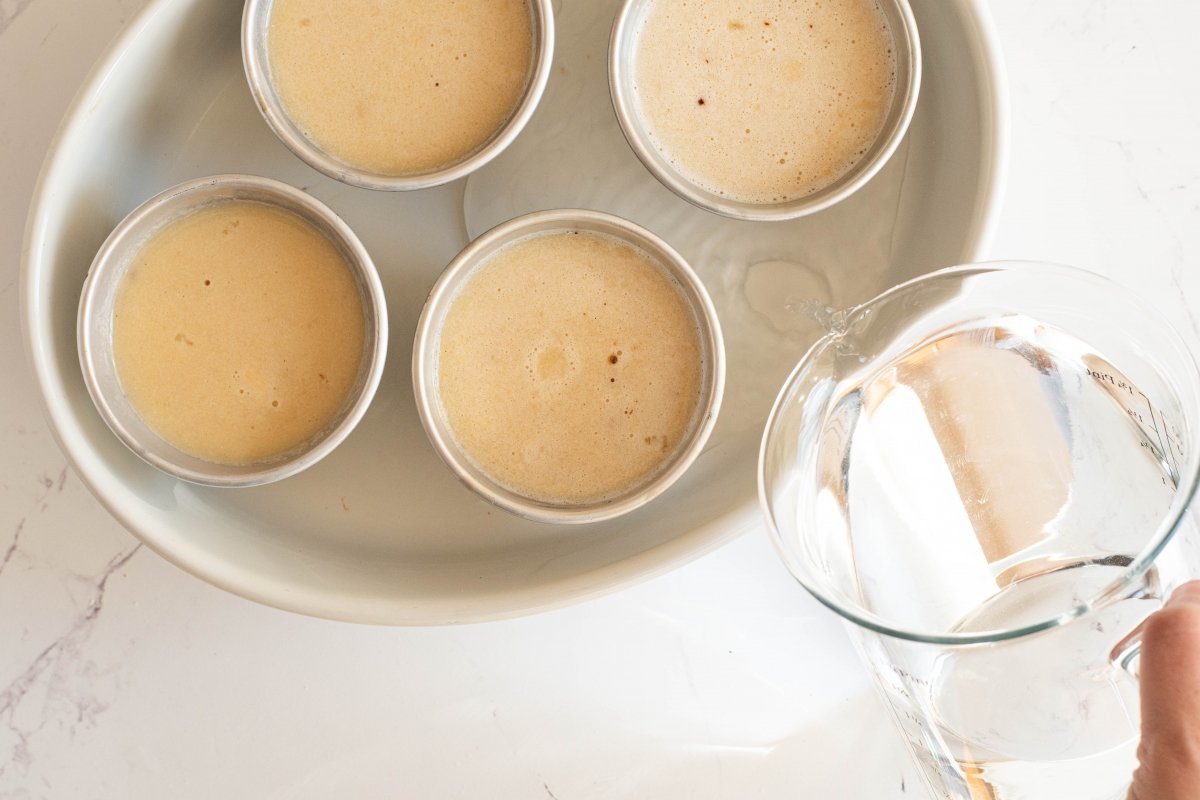 Horneamos el flan de almendras