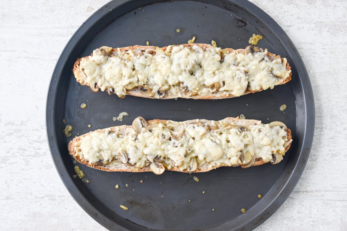 Horneamos el pan con champiñones y queso