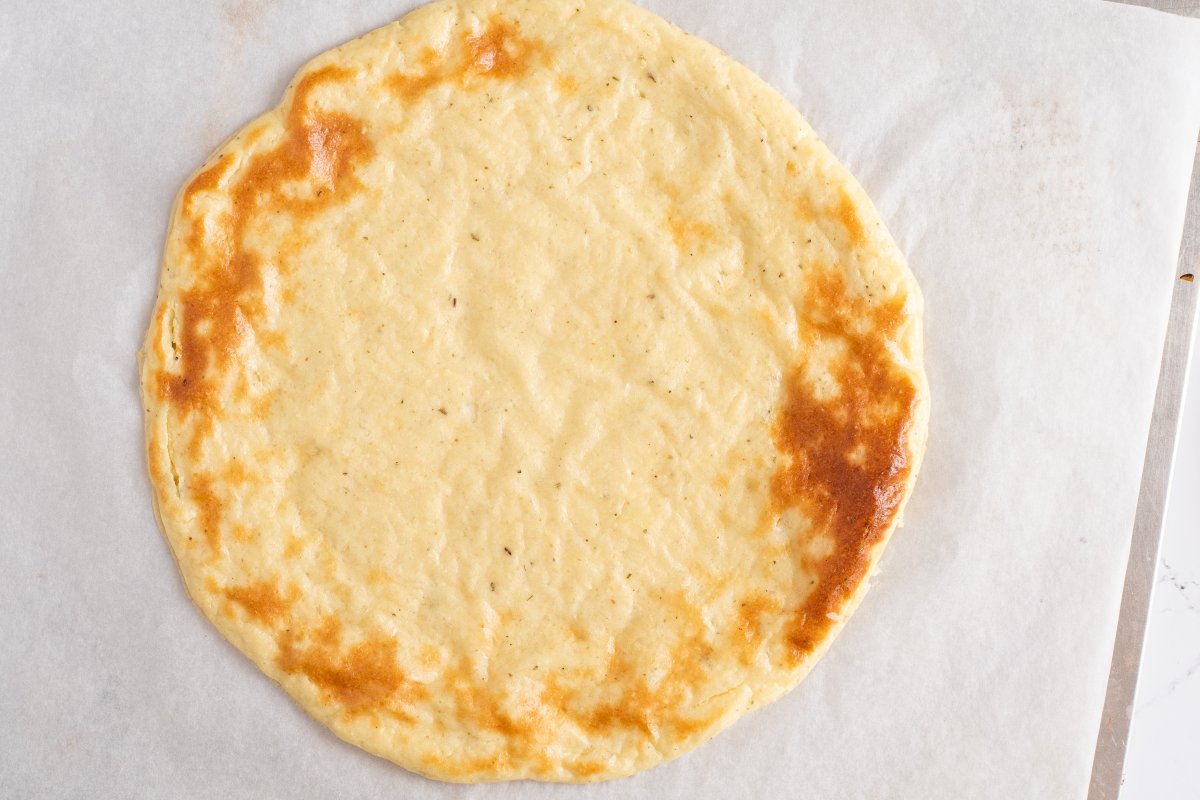 Horneamos la base de la pizza keto