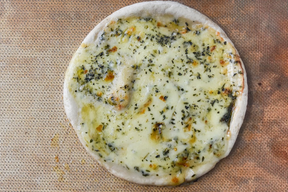 Horneamos la pizza bianca