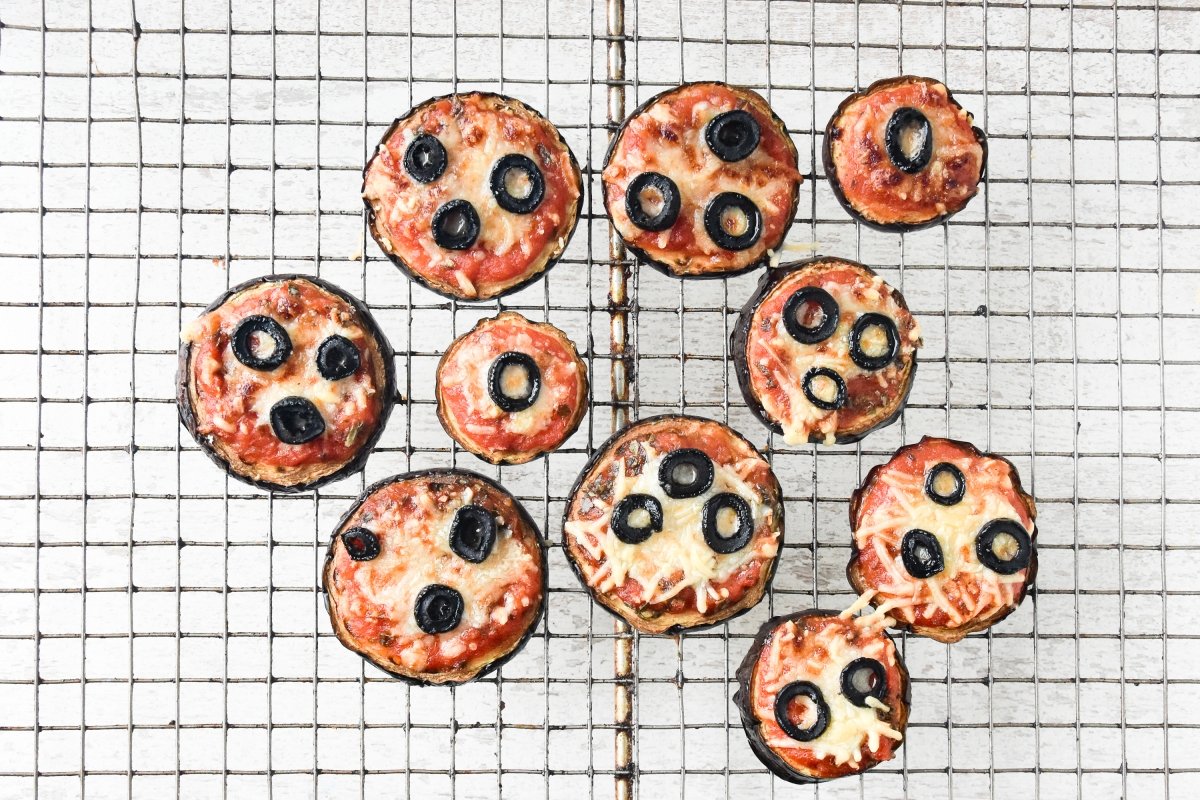 Horneamos la pizza de berenjena