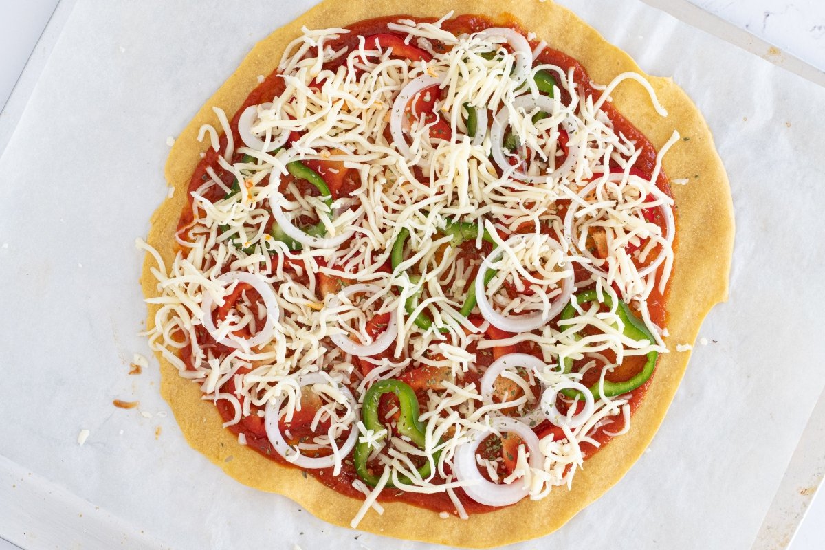 Horneamos la pizza de garbanzos