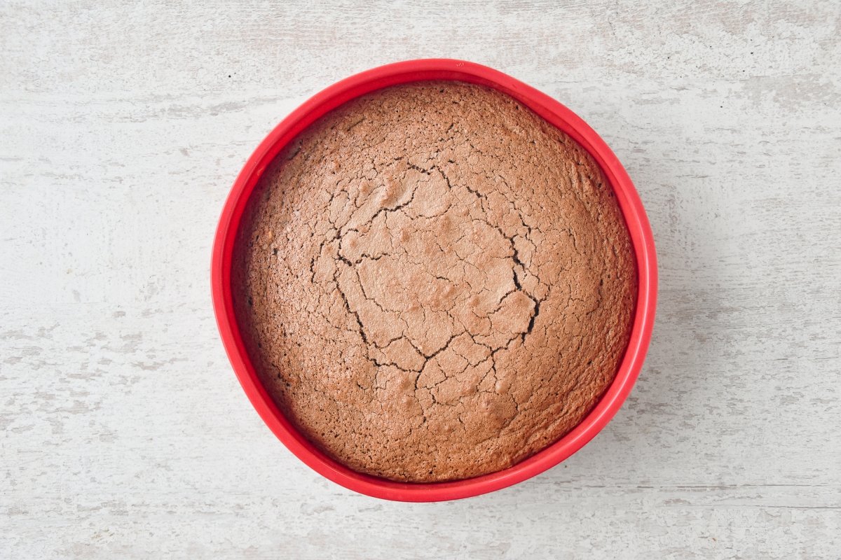 Horneamos la tarta de chocolate sin gluten