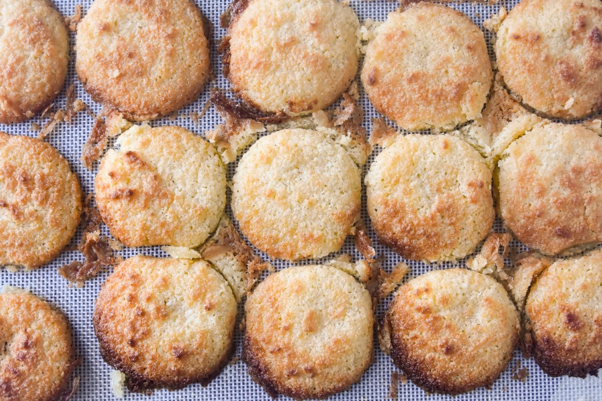 Horneamos las galletas de coco