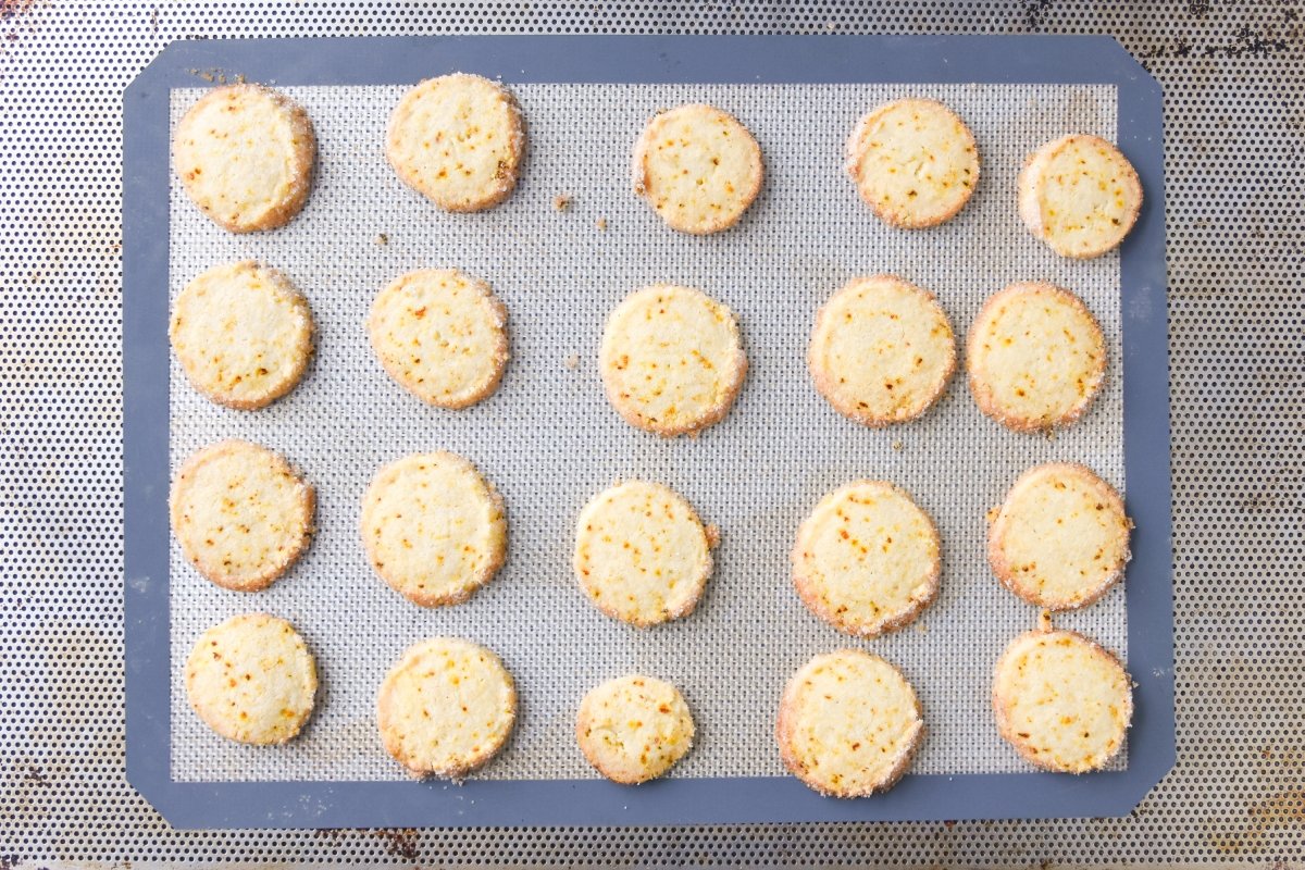 Horneamos las galletas de naranja