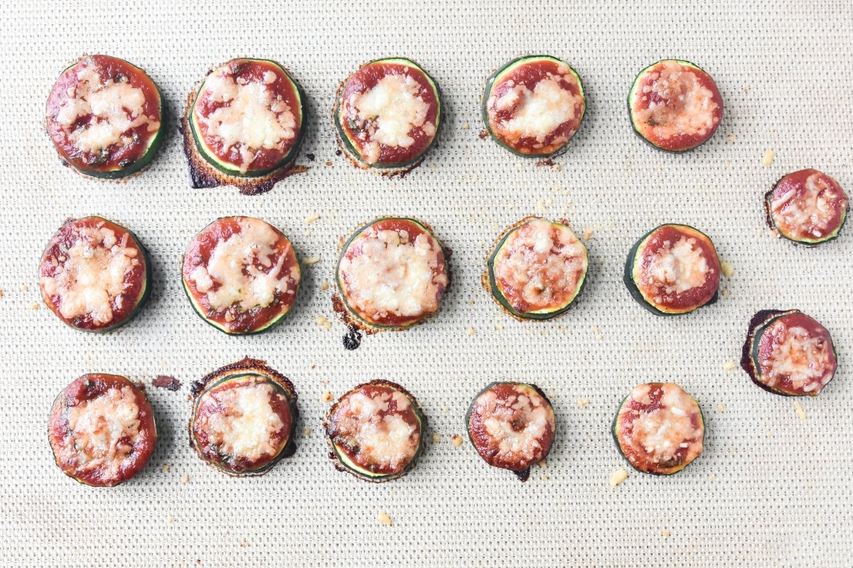 Horneamos las mini pizzas de calabacín