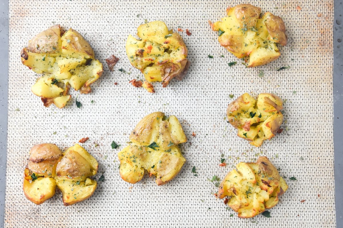 Horneamos las patatas aplastadas