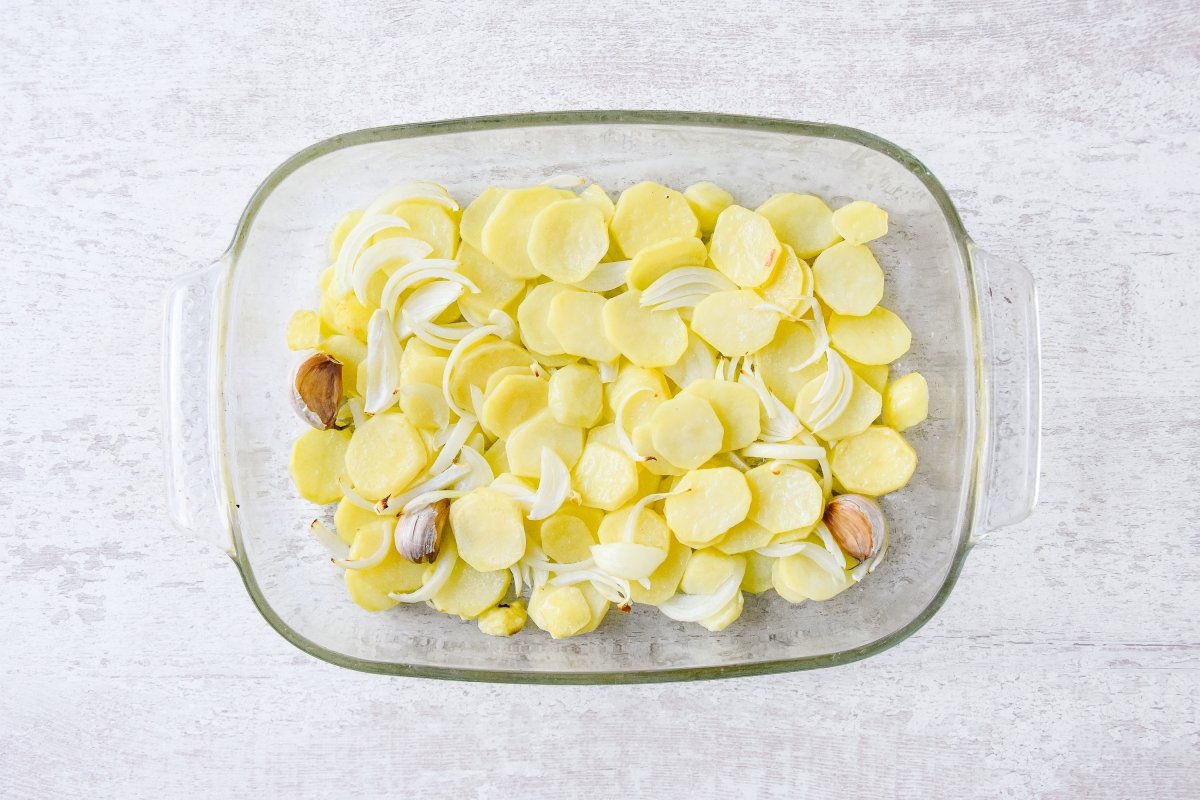 Horneamos las patatas con la cebolla y los ajos