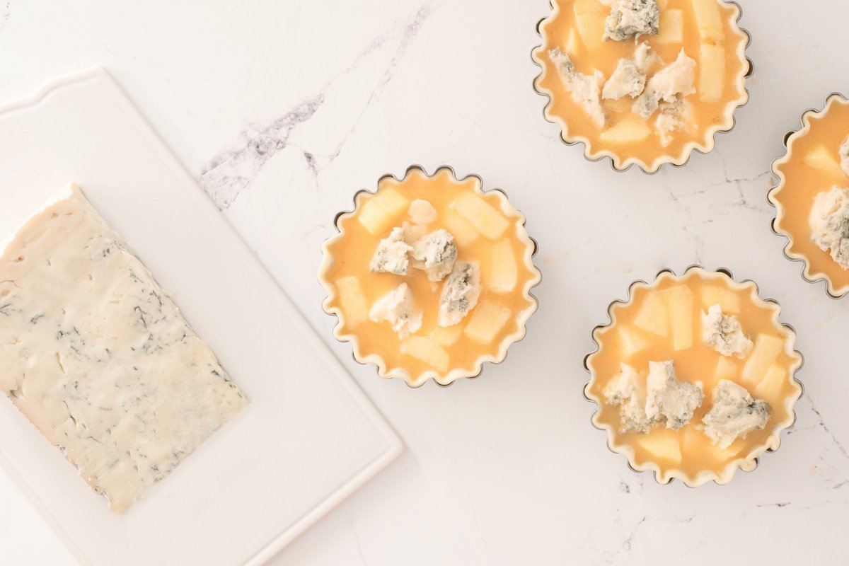 Horneamos las tartaletes de queso Gorgonzola con manzana