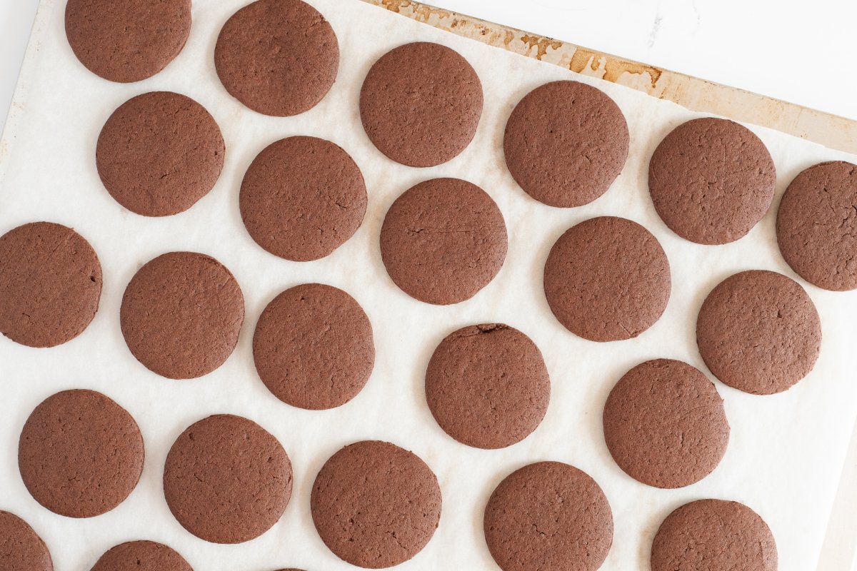 Horneamos los alfajores de chocolate