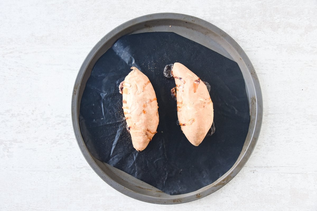 Horneamos los boniatos enteros