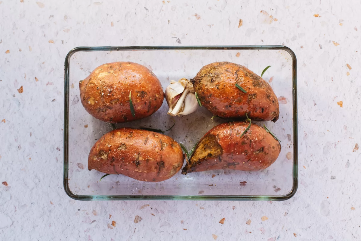 Horneamos los boniatos y el ajo *