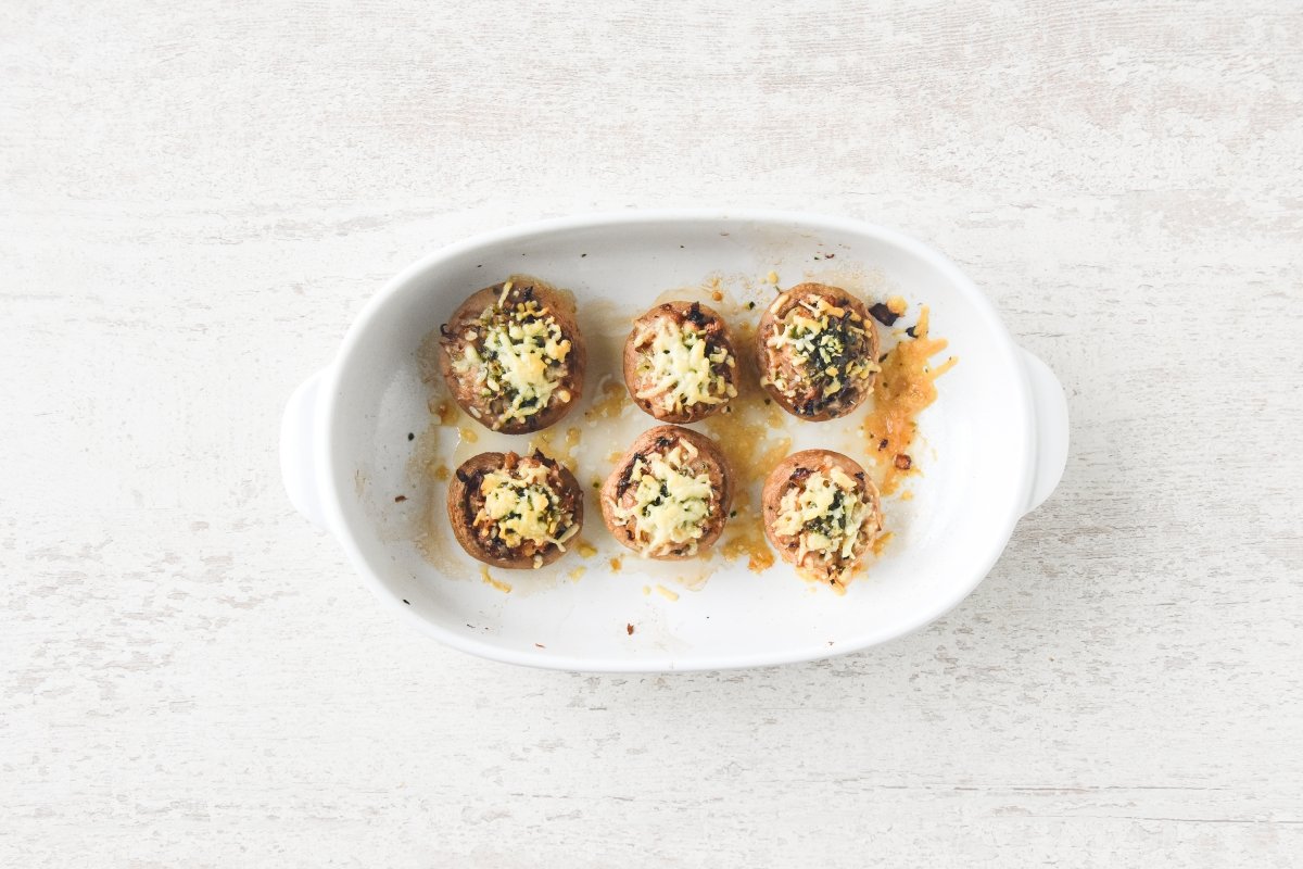 Horneamos los champiñones rellenos de atún