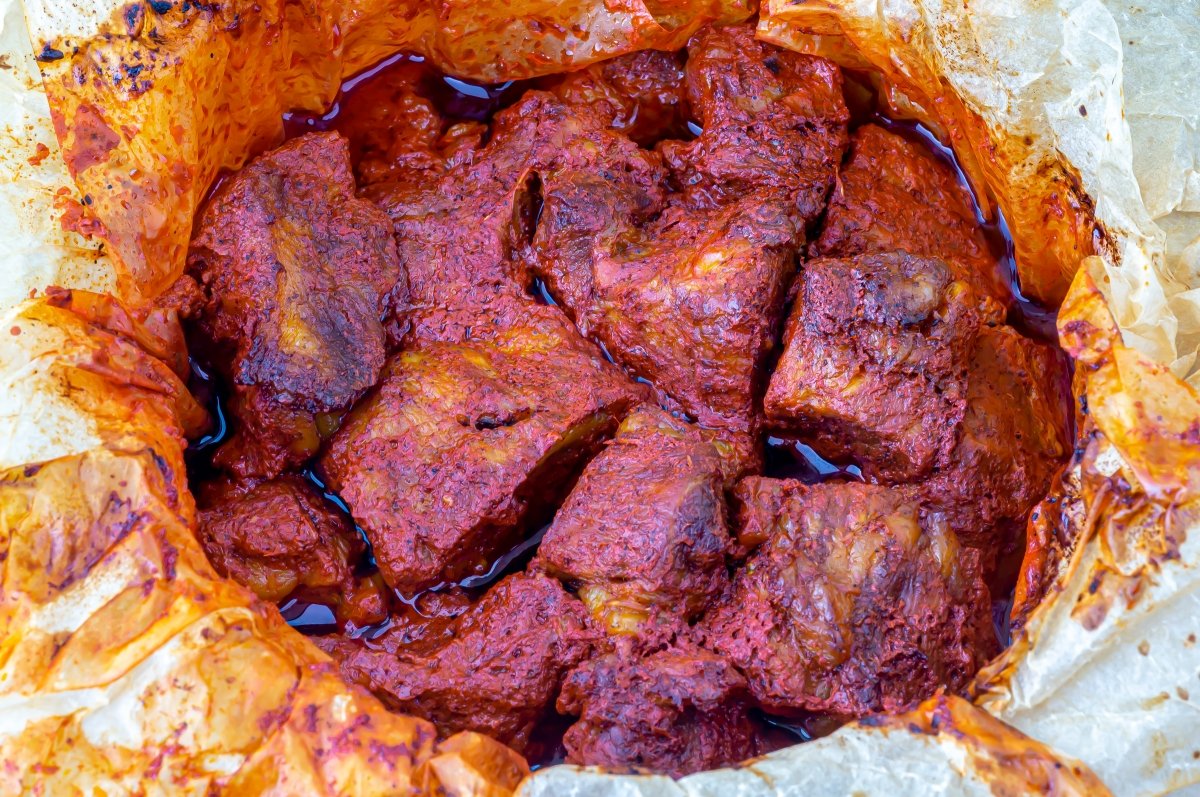 Hornear durante 3 horas la carne para la cochinita pibil