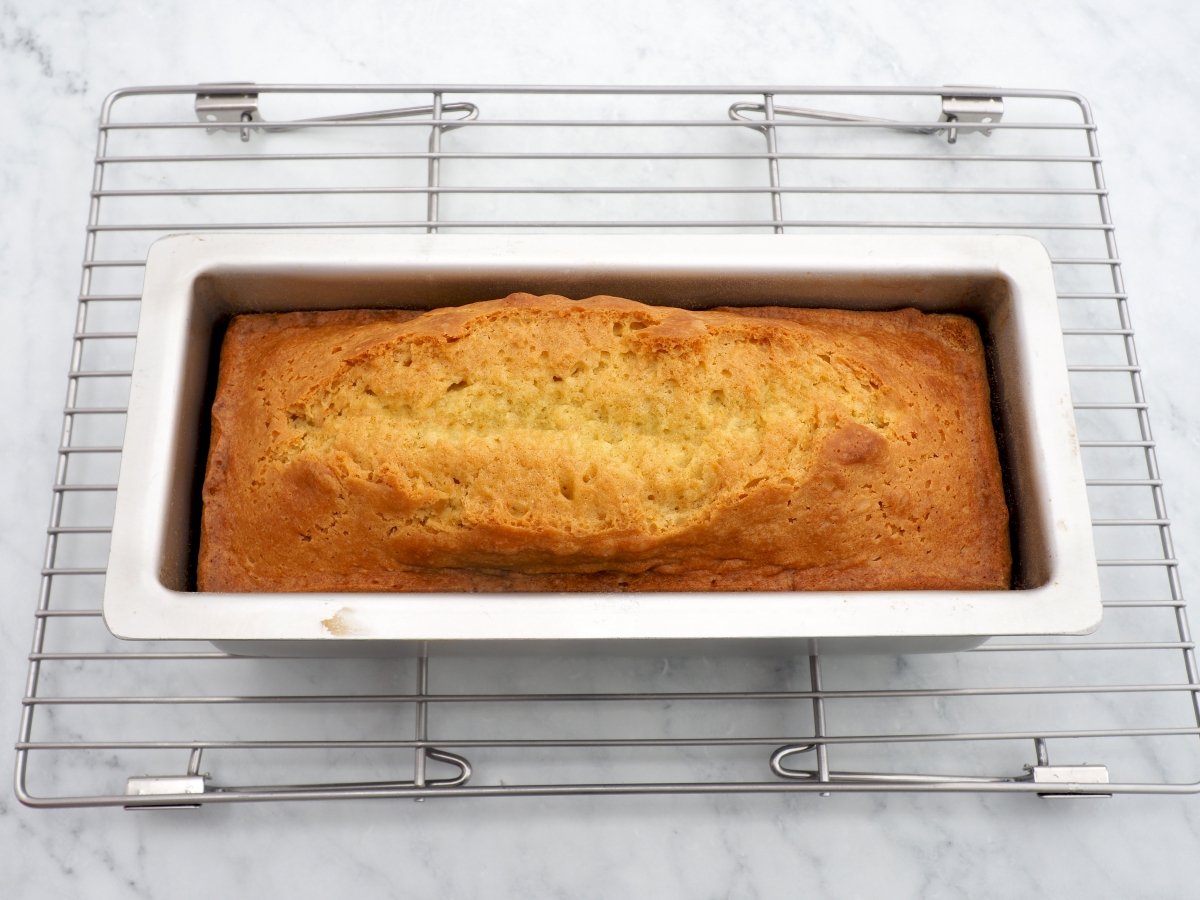 Hornear el bizcocho y dejarlo enfriar