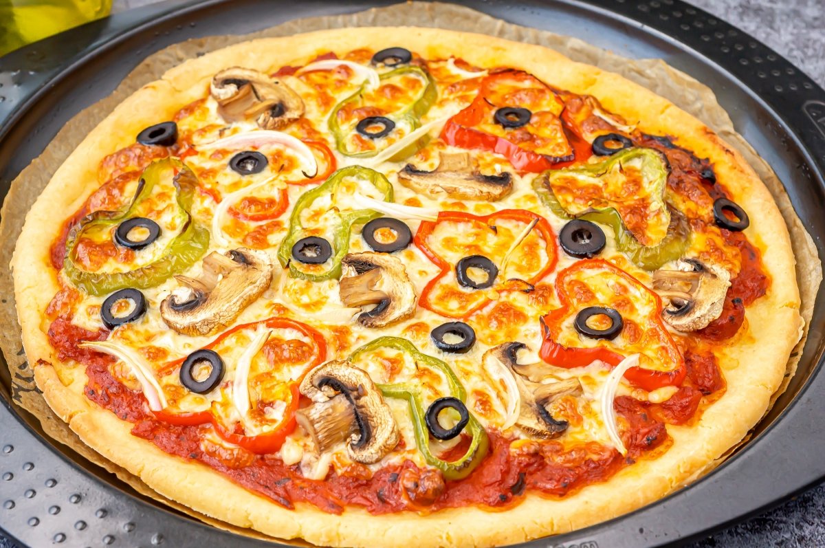 Hornear la pizza con masa sin gluten