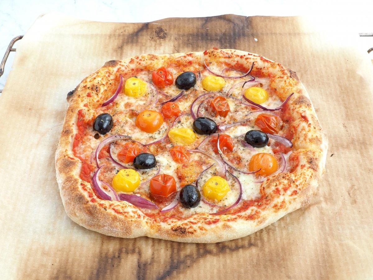 Hornear la pizza primavera