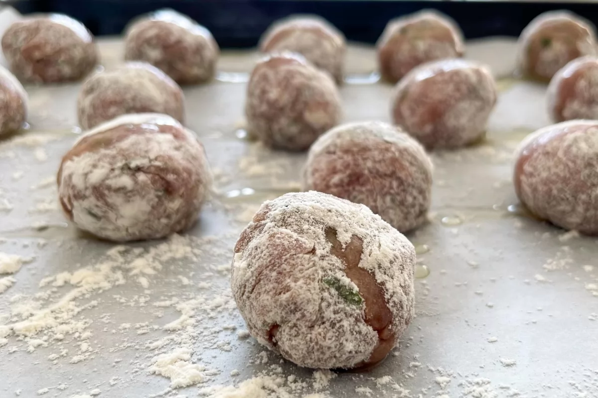 Albóndigas en salsa española al horno 10 Hornear las albóndigas durante 5 minutos por cada lado