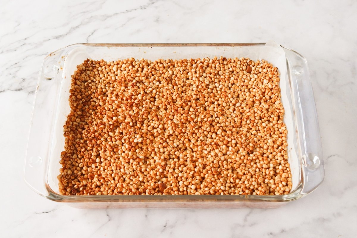 Hornear las barritas de quinoa inflada