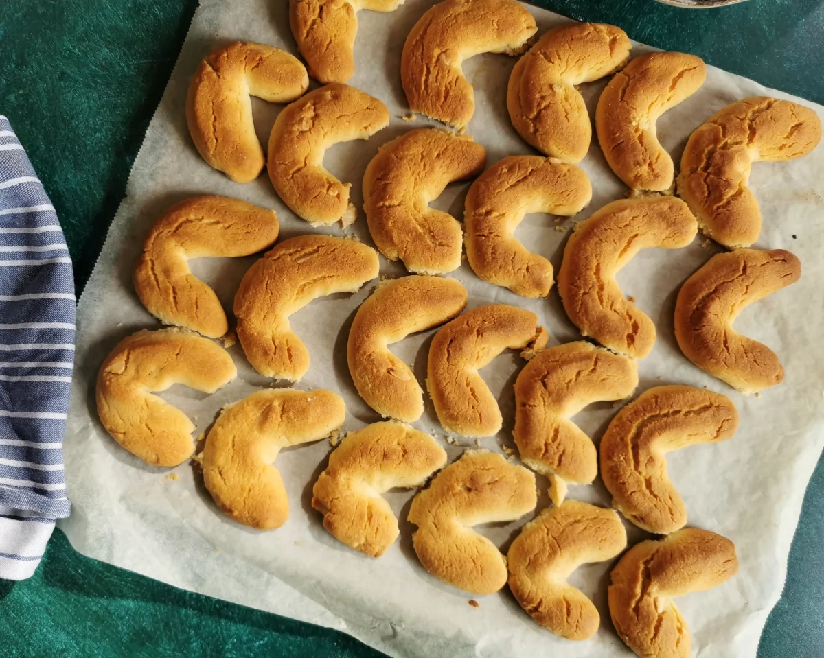 Kourabiedes (galletas de almendra griegas) 8 Hornear las galletas a 180ºC unos 25 minutos *
