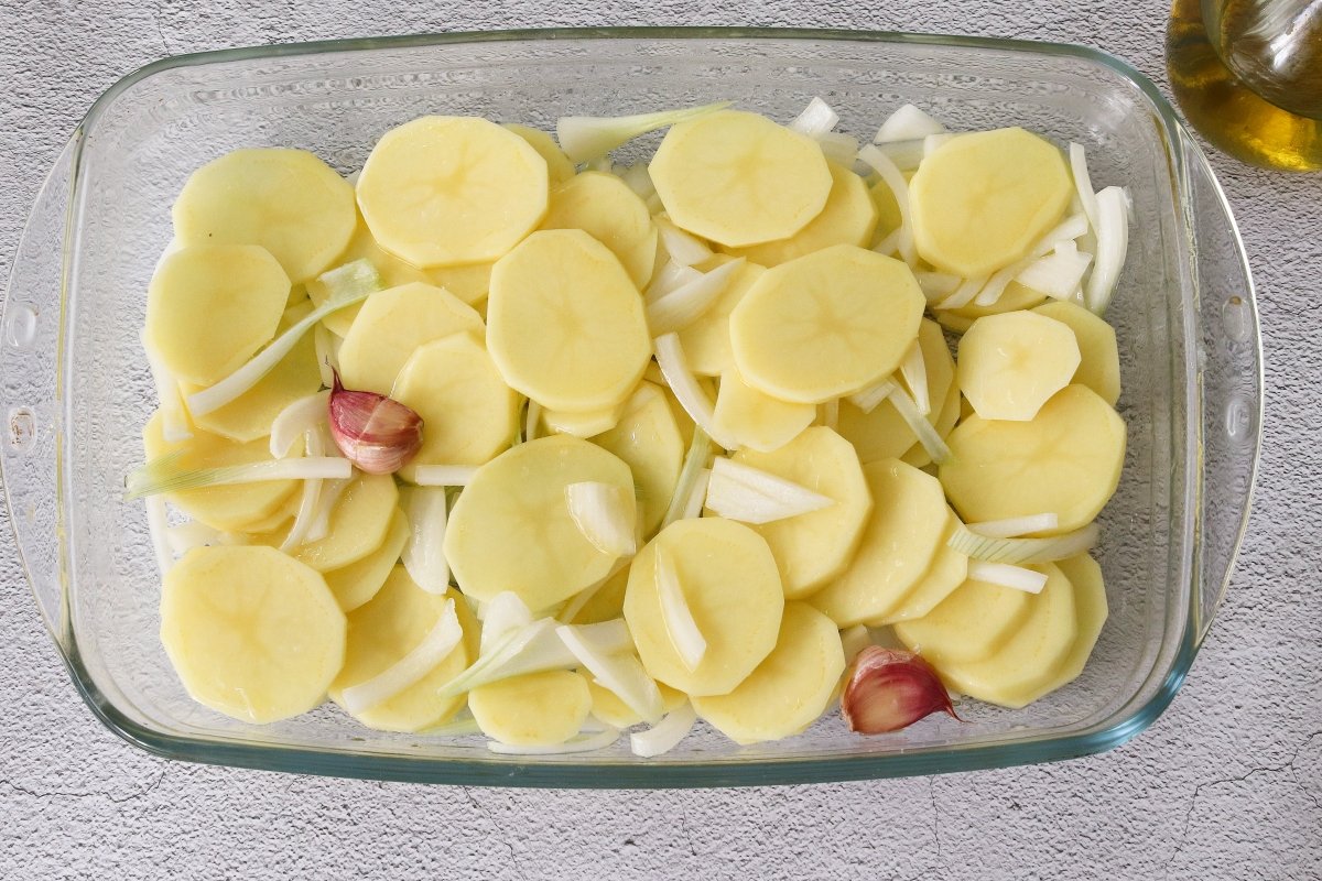 Hornear las patatas para el atún al horno