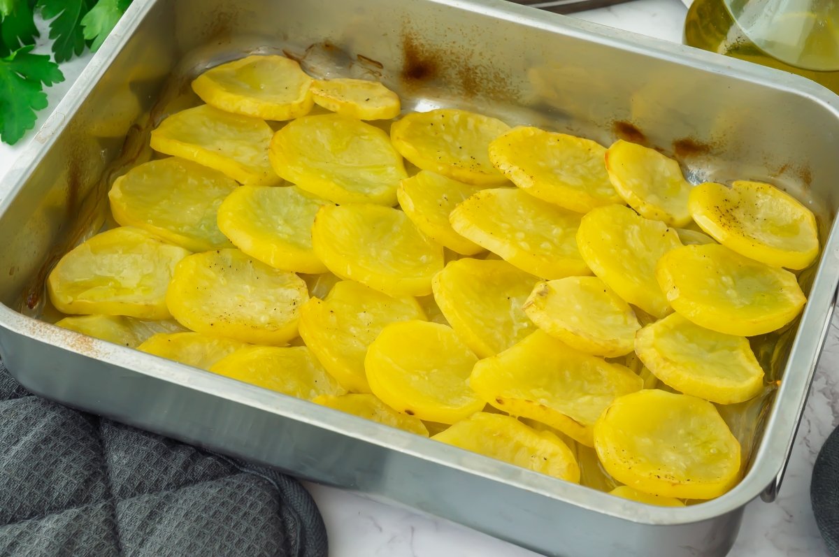 Hornear las patatas para la lubina rellena