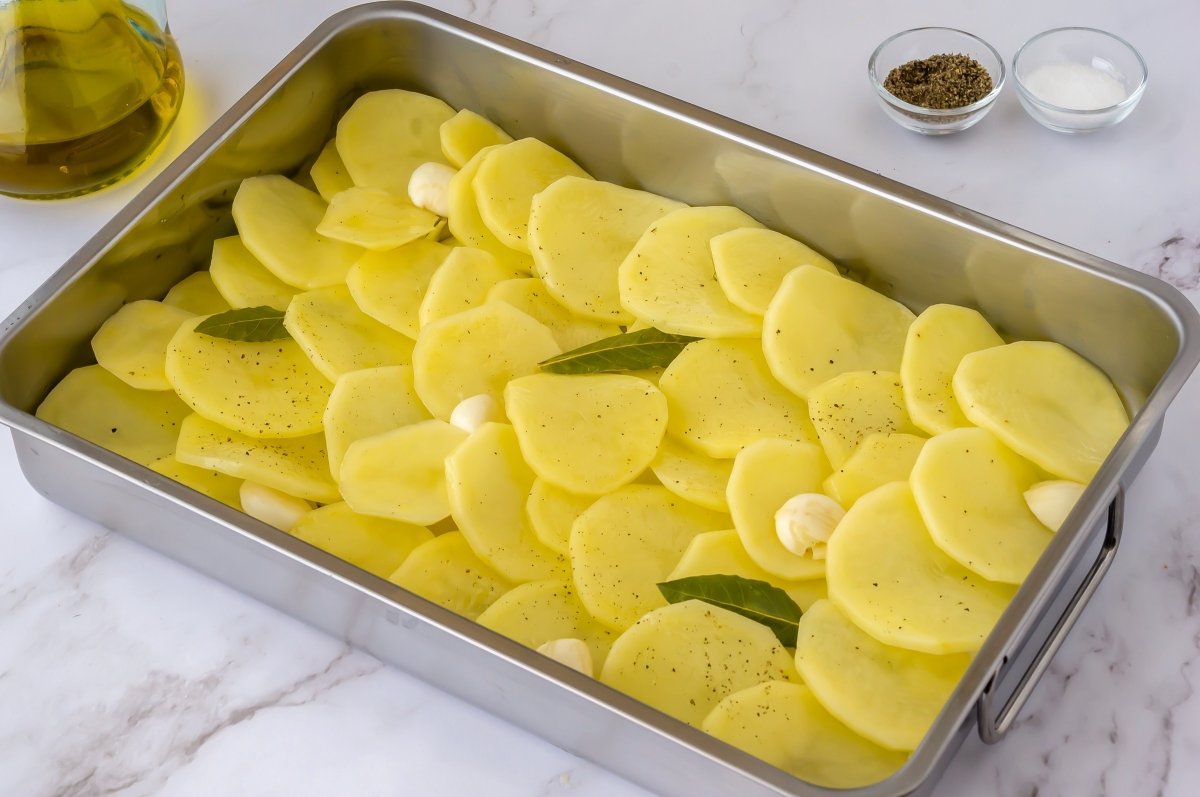 Hornear las patatas para la merluza al horno