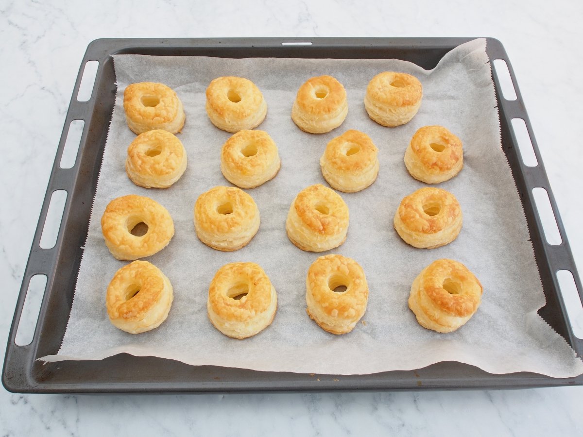 Hornear las rosquillas para las rosquillas de Alcalá