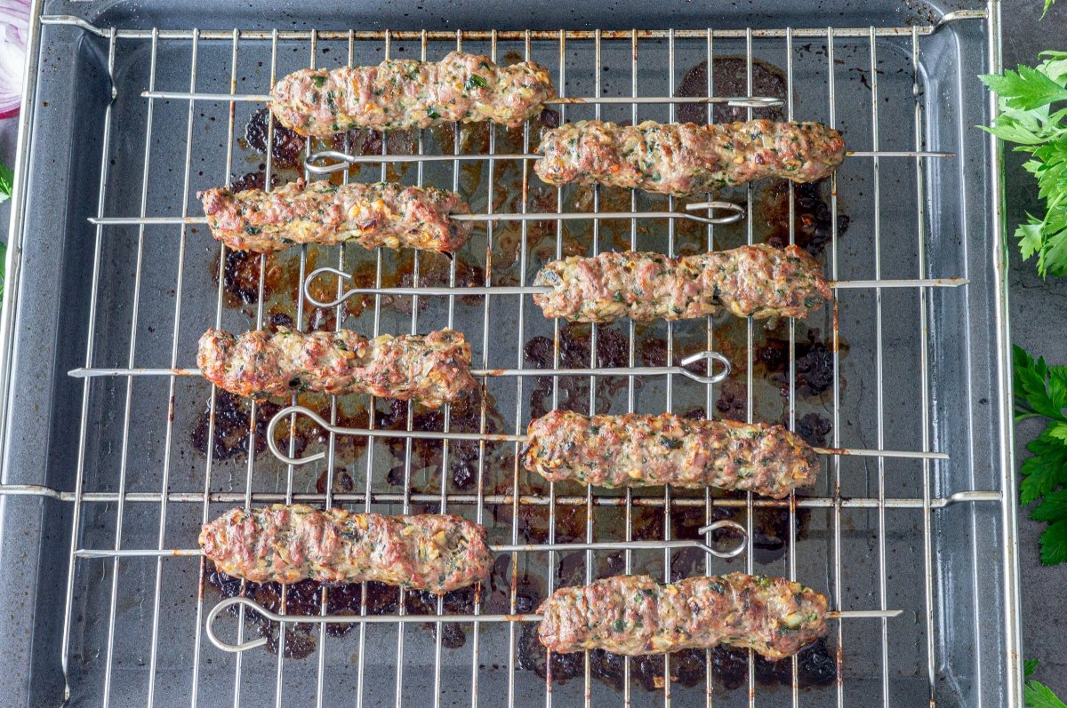 Hornear los kebabs de cordero