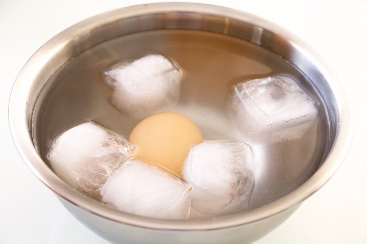 Huevo cocido en un cuenco con agua helada