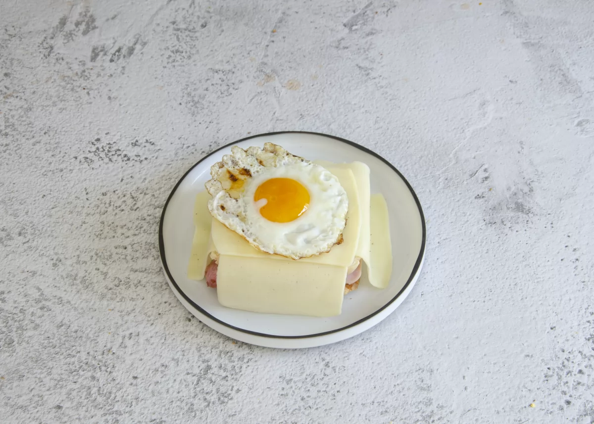Francesinha portuguesa 12 huevo encima de la francesinha *