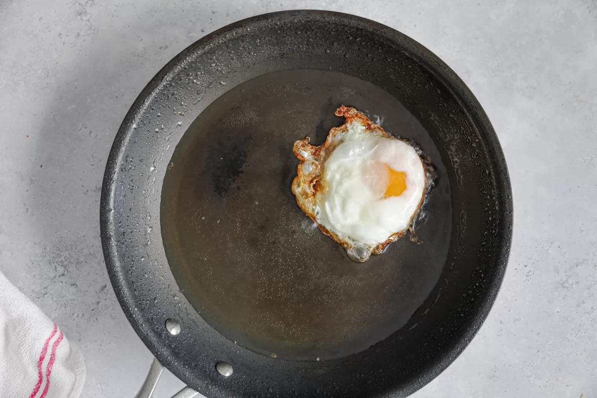 Paso 4: Freír los huevos. Cocinar los huevos