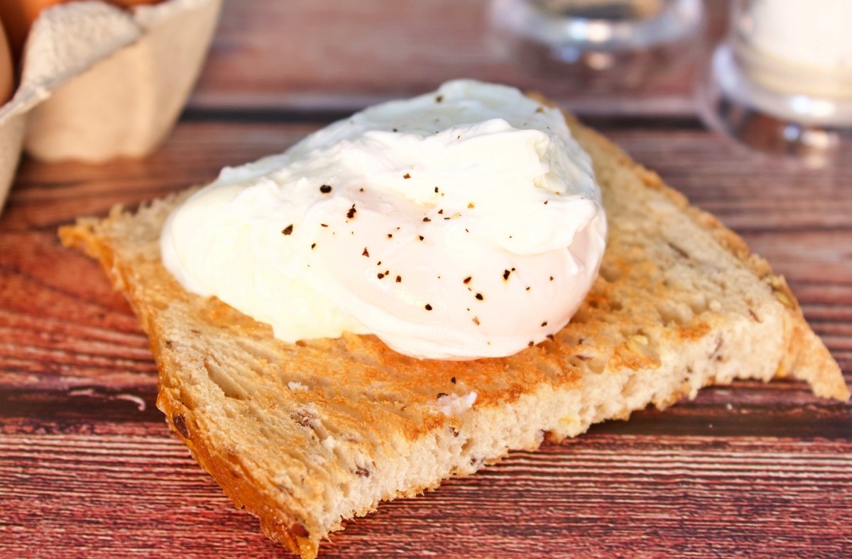 Huevo poché al microondas sobre una tostada de pan