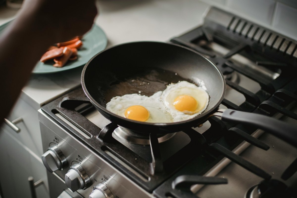 Huevos a la plancha en sartén antiadherente