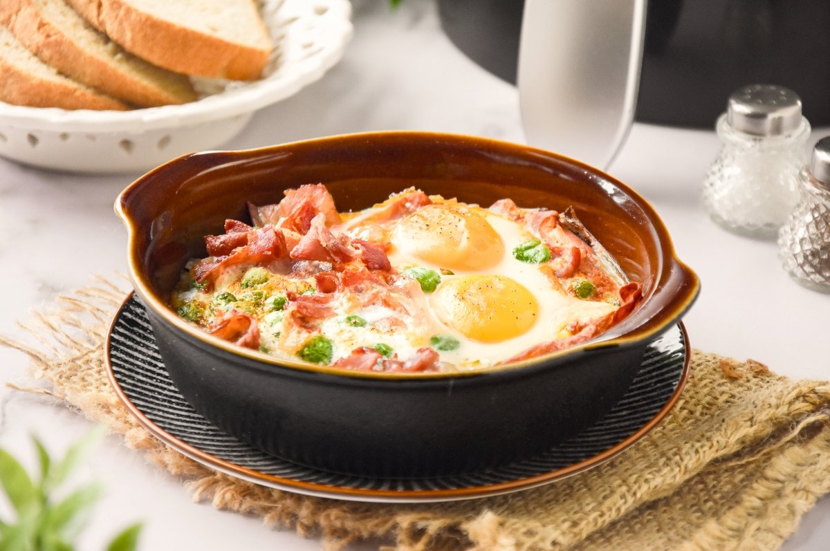 Huevos al plato en freidora de aire