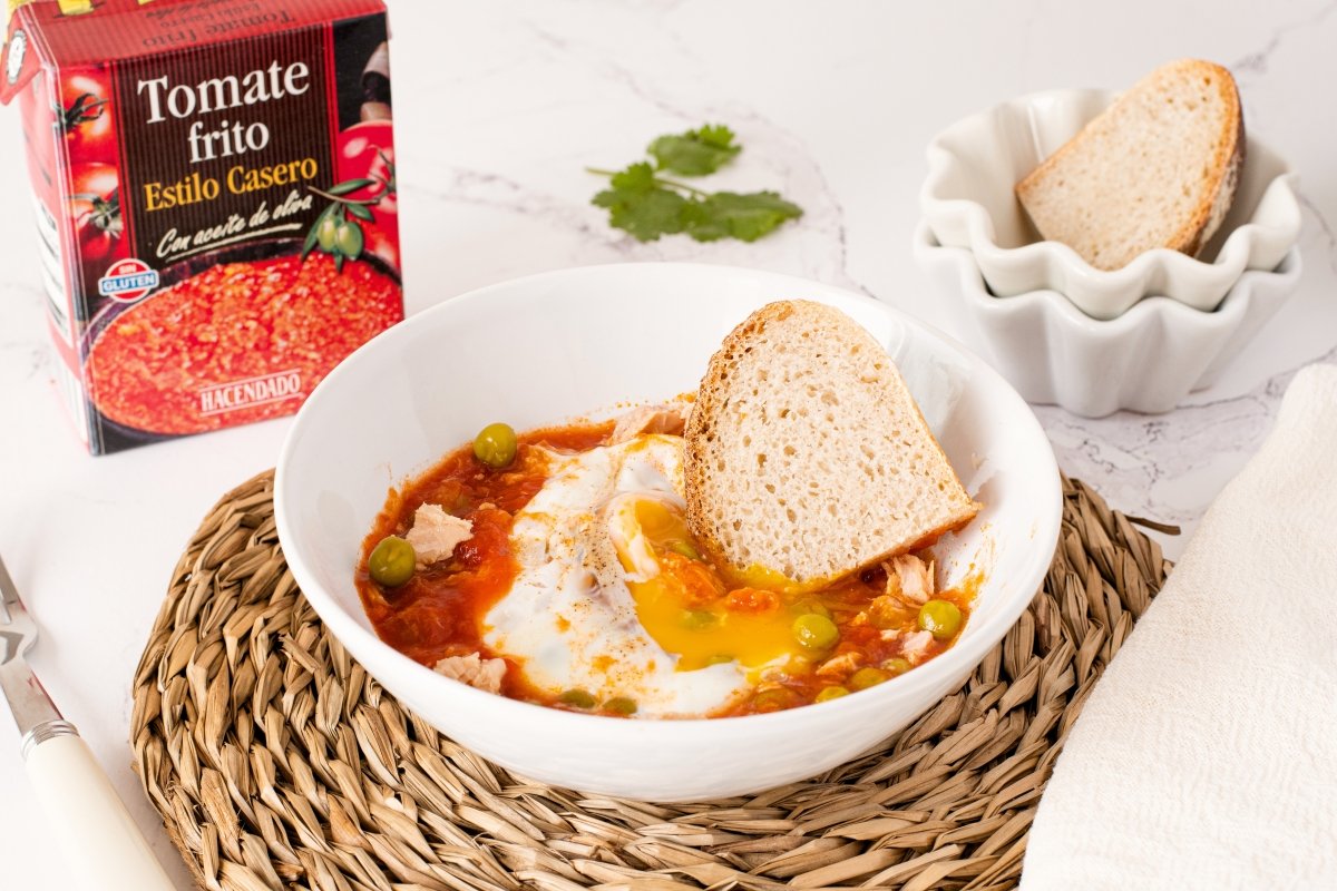 Huevos al plato en microondas listos para servir