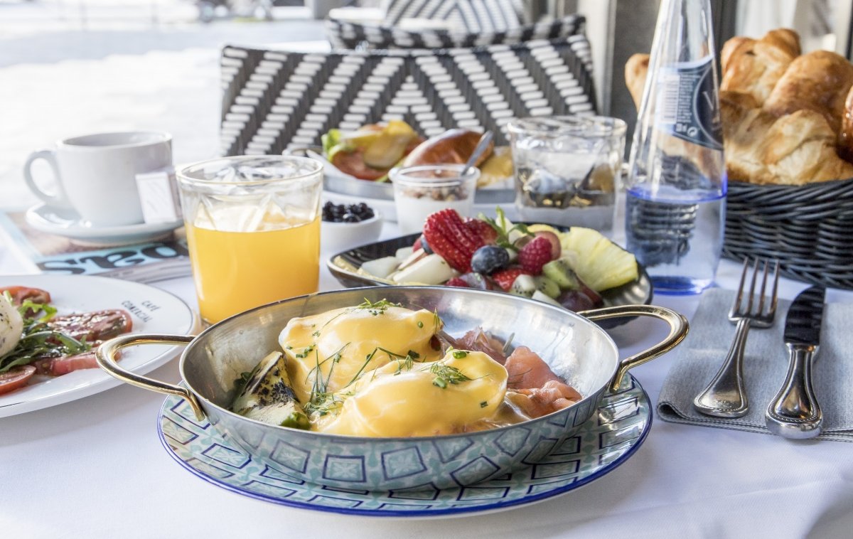 Huevos Benedictine del brunch de Café Comercial en Mdrid