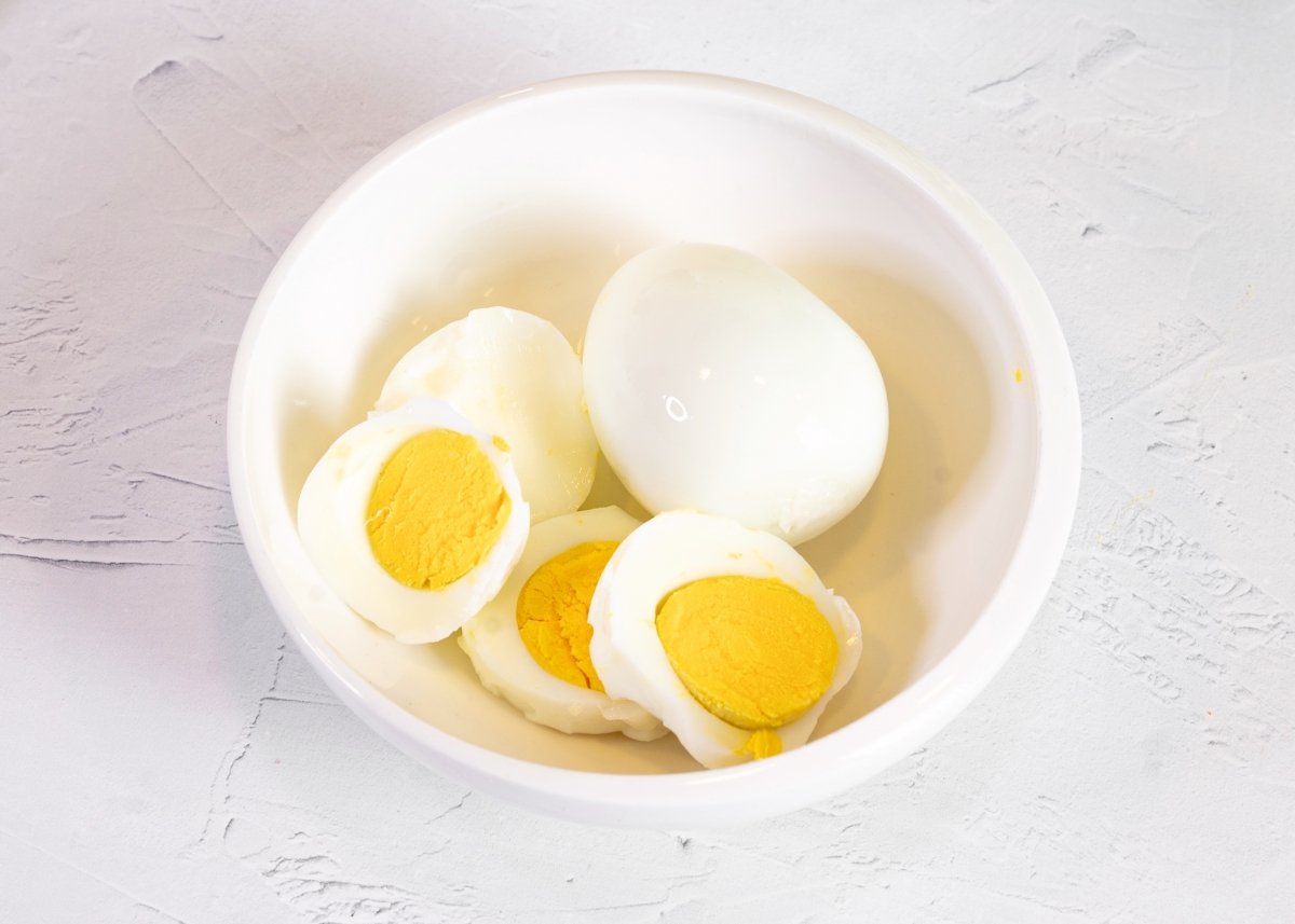 Huevos cocidos para hacer patatas en salsa verde