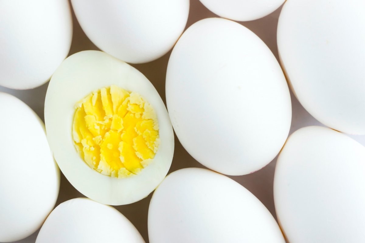 Huevos cocidos y abiertos por la mitad con la yema a la vista